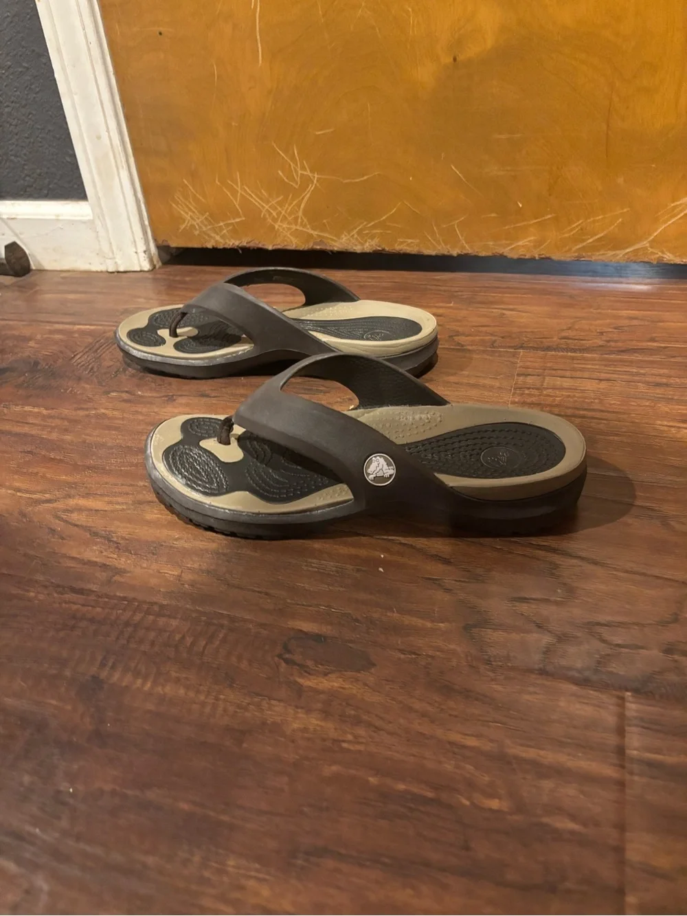 Crocs Men’s Brown & Tan Comfort Flip Flops Thong Sandals Size 10